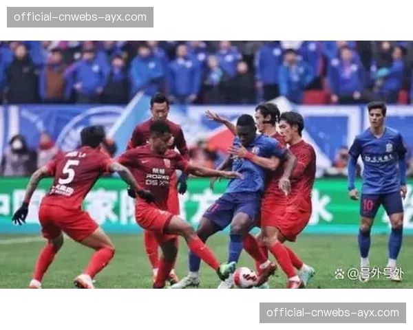 特写:VAR长时间介入,判定上海申花进球是否越位 特写:VAR长时间介入,判定上海申花进球是否越位