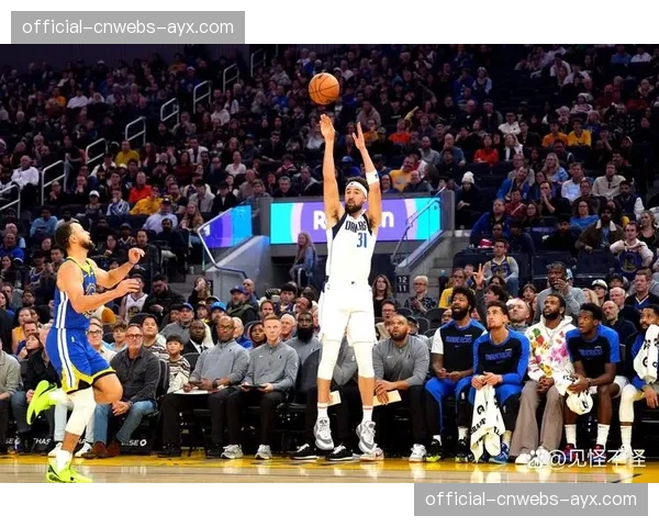 特写：饱受伤病困扰的克莱·汤普森在替补席上凝视球场